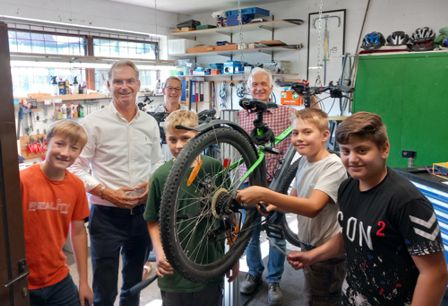 VR-Westmünsterland Bildungsinitiative unterstützt Fahrradstation 